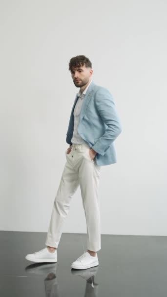 Mann in blauer Jacke und weißer Hose posiert für Kamera - Filmmaterial, Video