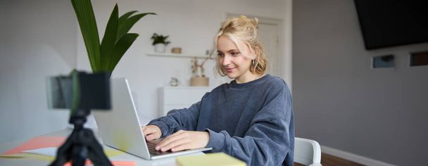 Retrato de mujer joven, estudiante que estudia en casa en la educación a distancia, trabajando en el ordenador portátil, escribiendo en el teclado. - Foto, imagen