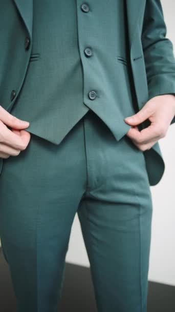Чоловік в зеленому костюмі з руками в кишенях - Кадри, відео