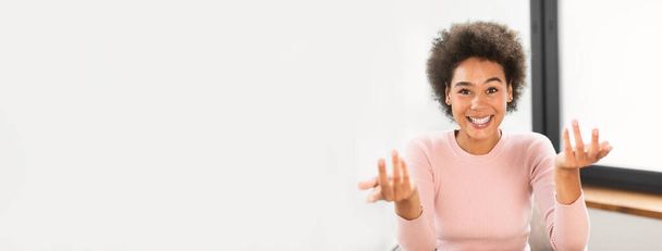 Gioiosa donna afro-americana che fa gesti a mani aperte in un ambiente virtuale di incontro o webinar, con spazio di copia e design di banner web - Foto, immagini