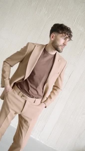 Férfi barna öltönyben és barna ingben a fehér stúdióban - Felvétel, videó
