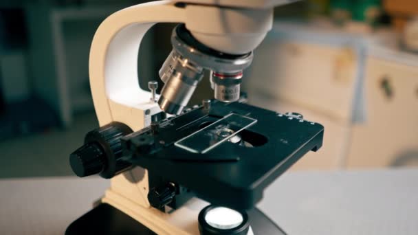 primer plano en una clínica veterinaria un nuevo microscopio con vidrio listo para inspección - Metraje, vídeo