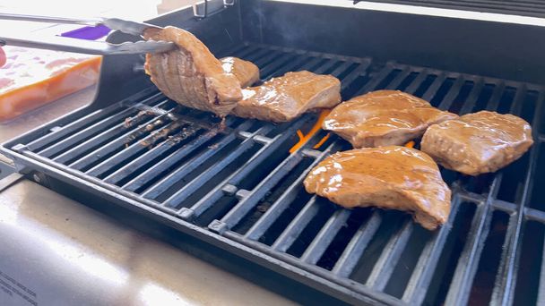 Több vastag steak grill jelek főzés a tökéletesség egy szabadtéri grill, megragadja a lényege a napsütéses barbecue nap. - Fotó, kép