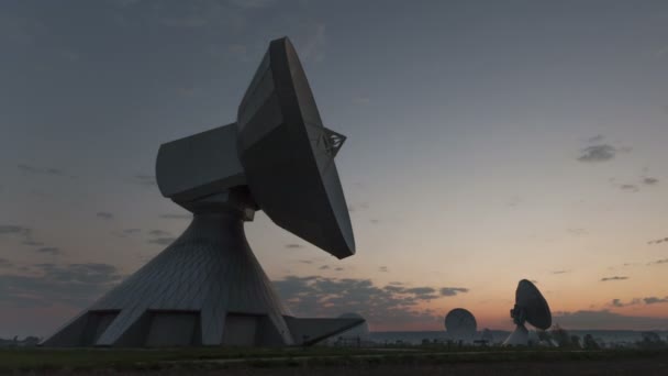 Rozsáhlé pole rádiových teleskopů - Záběry, video