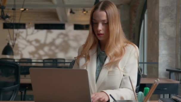 Üzleti portré komoly magabiztos kaukázusi nő üzletasszony diák lány gyakornok dolgozó nő menedzser hölgy munkáltató ügyfél kávézó látogató dolgozó laptop számítógép keresztbe a kezét nézi kamera - Felvétel, videó