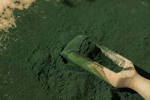 Ahşap kaşıkta organik mavi-yeşil yosun tozu tozu. Spiulina Klorella 'nın sağlık yararları için kopyalama alanı. Diyet için vitamin ve mineraller. Detox diyet takviyesi Deniz Yosunu - Fotoğraf, Görsel