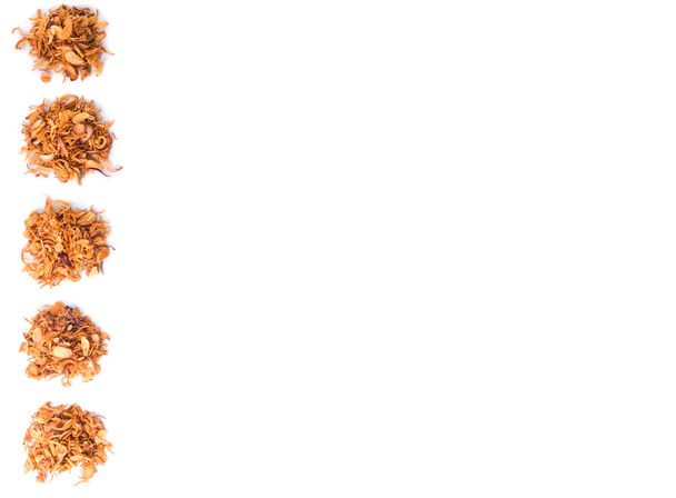 frittierte Schalotten zum Garnieren über weißem Hintergrund - Foto, Bild