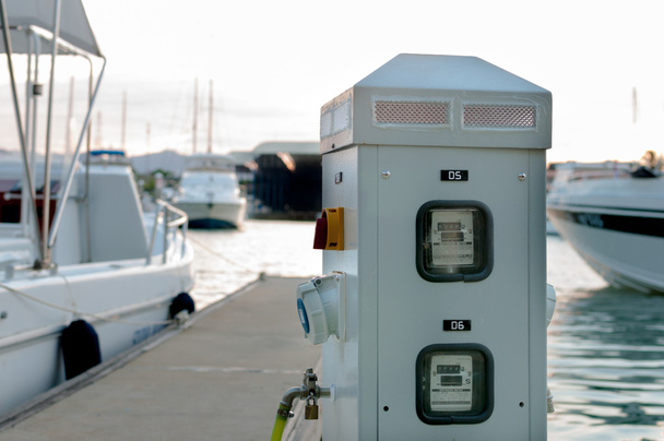 Strom- und Wasserversorgung im Yachthafen für Bootsanlegestellen an der Erbse - Foto, Bild