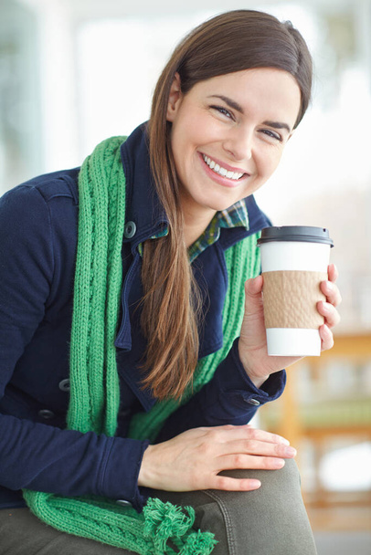 Kobieta, portret i kawa w kawiarni na zimowy dzień na relaks dla spokoju i spokoju, szczęśliwy i przyjemny. Kobieta student, restauracja i relaks z ciepłym napojem lub espresso rano w Szwajcarii. - Zdjęcie, obraz