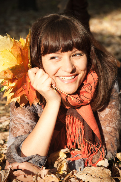 Woman with autumn leaves - Foto, immagini