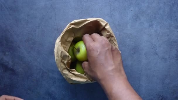 Blick von oben auf handgepflückte Äpfel aus einem Paket . - Filmmaterial, Video