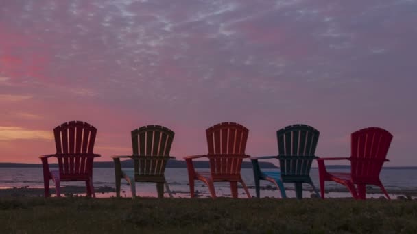 krásný východ slunce s řadou židlí - Záběry, video