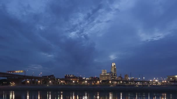 Omaha-Skyline und Waterfront in der Dämmerung - Filmmaterial, Video
