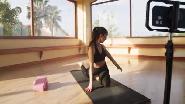 Grabación de lecciones de yoga en línea con Smartphone .  - Metraje, vídeo