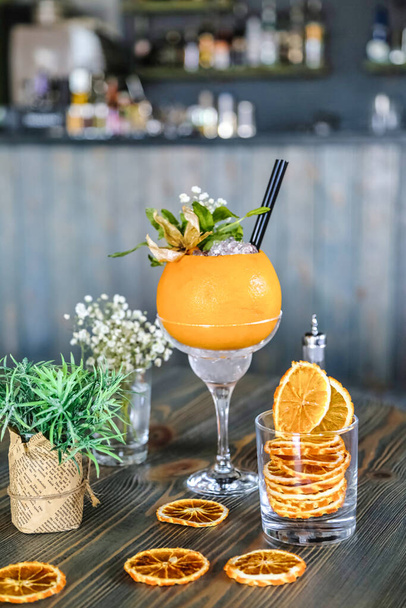Stół ozdobiony plastrami soczystej pomarańczy i orzeźwiającym napojem, tworzący żywą i kuszącą scenę. - Zdjęcie, obraz
