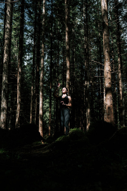 Une jeune femme se tient sur des planches de Sadhu dans la forêt. Des planches Sadhu. Concept de méditation et de clouage - Photo, image