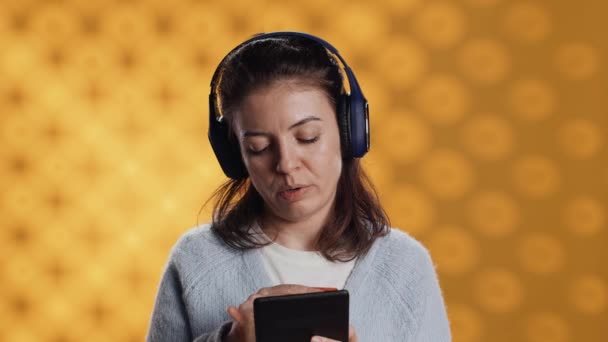 İnternetten kitap okuyan ve müzik dinleyen bir kadın. Tabletli biri kredi kartıyla dijital roman almak istiyor, kulaklıklarda şarkılar, stüdyo arka planı, kamera A - Video, Çekim