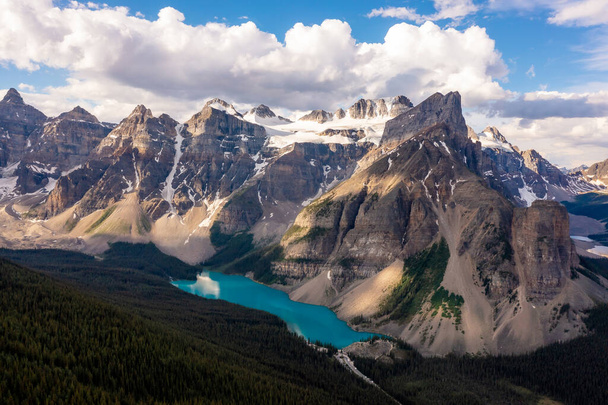 Widok na jezioro Louise w Parku Narodowym Banff, Kanada, Ten Peaks Valley. Inspirujące zdjęcie - Zdjęcie, obraz