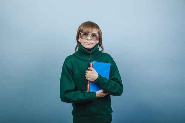 Έφηβο αγόρι Ευρωπαϊκής εμφάνιση στο πράσινο πουλόβερ και μεγάλο glasse - Φωτογραφία, εικόνα