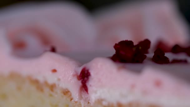 ヴァイオレットで飾られたピンクマシュマロクッキーの小さなグループのマクロパノラマ. フラワーレストラン - 映像、動画