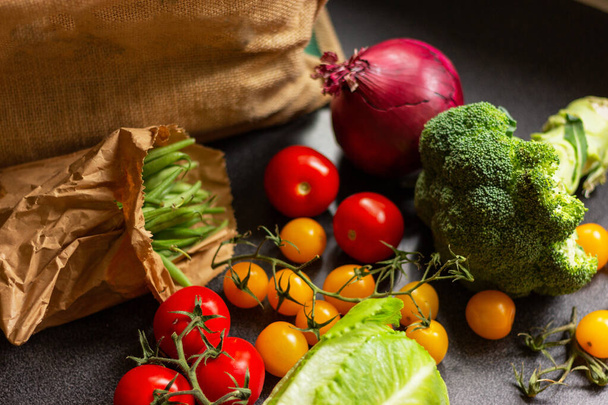 Mutfak masasında sebze ve alışveriş çantası, sağlıklı yemek geçmişi. - Fotoğraf, Görsel