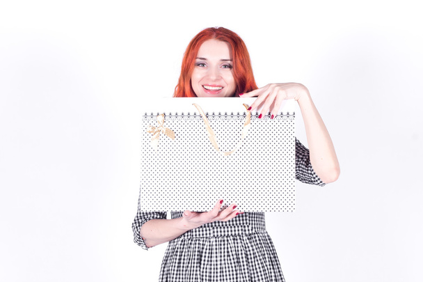 Beautiful smiling woman with white gift bag - Foto, Imagen