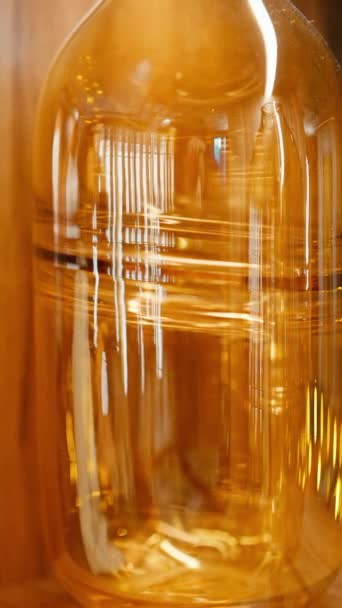 Gelb, Glas, transparentes Dekor. Vertikal - Filmmaterial, Video