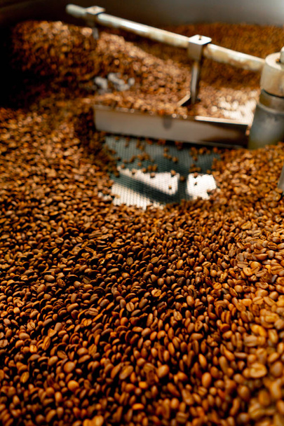 közeli kép egy kávépörkölő üzem belsejében dob pörkölő keverő kávé - Fotó, kép