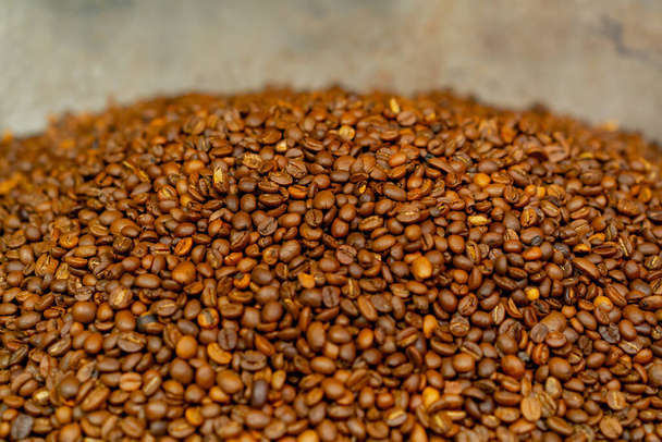 Close-up van koffiebranderij in een ijzeren container gebrande verse koffie - Foto, afbeelding