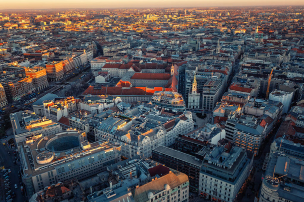 Binaların ve şehrin insansız hava aracının üst görüntüsü. Budapeşte, Macaristan, Avrupa 'da dramatik akşam manzarası. - Fotoğraf, Görsel