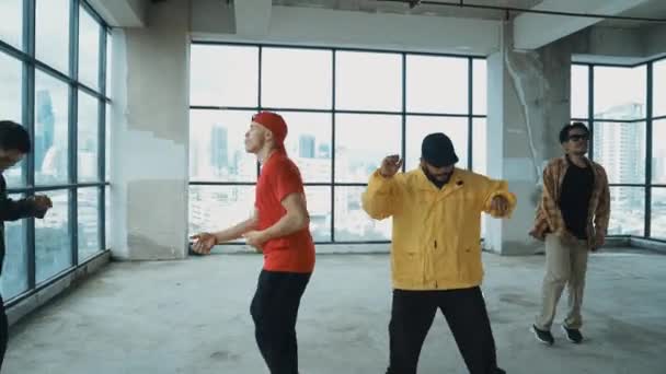 Πολυπολιτισμική hipster ομάδα κοιτάζοντας κάμερα, ενώ εκτελούν break dancing στο κτίριο με ουρανό scrapper ή θέα στην πόλη. Ομάδα χορευτών του δρόμου που κοιτάζει την παράσταση χορευτών. Υπαίθριο άθλημα 2024. hiphop. - Πλάνα, βίντεο