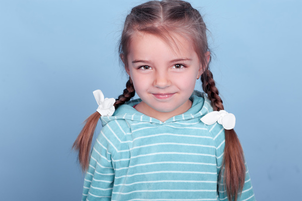 kleines Mädchen mit Kapuzenpulli - Foto, Bild