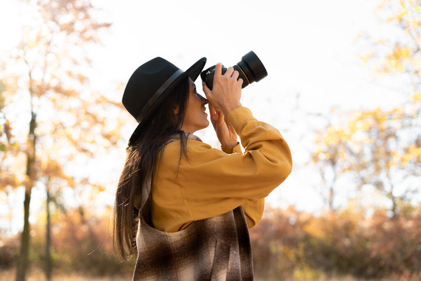 Profi nő fotós fotózás a kamera szabadban, fotózás természet. Hobbi és életmód koncepció - Fotó, kép