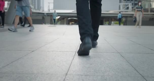 Passaggi intenzionali uomo abito da lavoro pantaloni scarpe eleganza autorità. Camminare uomo strada strada percorso fiducia determinazione successo business professionale camminare paesaggio urbano - Filmati, video