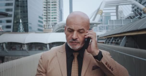 Businessman discussions over smartphone business in urban life. Businessman doing smartphone call deals decisions shape modern business landscape while move through city streets smartphone talking - Footage, Video