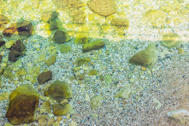 камни под прозрачной морской водой
 - Фото, изображение