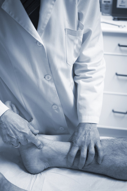 Traumatologue chirurgien orthopédiste médecin examinant patient
 - Photo, image