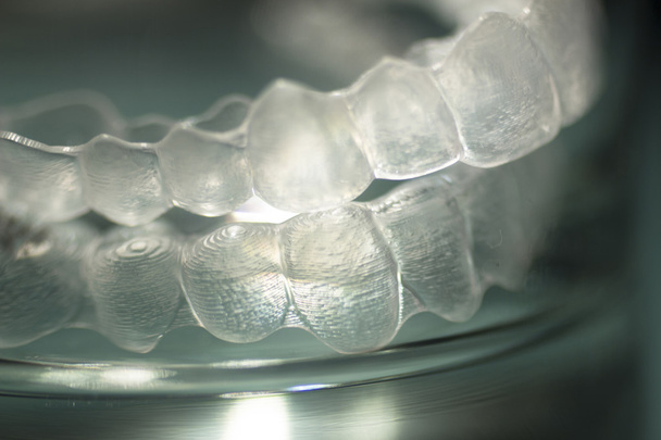 Dentes dentários invisíveis Brackets dentes de plástico Braces
 - Foto, Imagem
