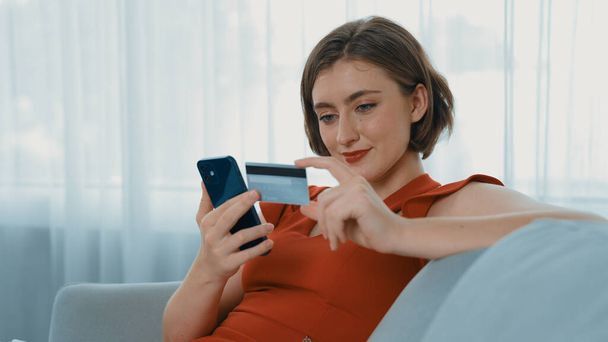 Nainen ostoksia tai maksaa verkossa internetissä markkinapaikka selailu myyntiin kohteita modernin elämäntavan ja käyttää luottokorttia online-maksu lompakosta suojattu prim cyber tietoturvaohjelmisto - Valokuva, kuva