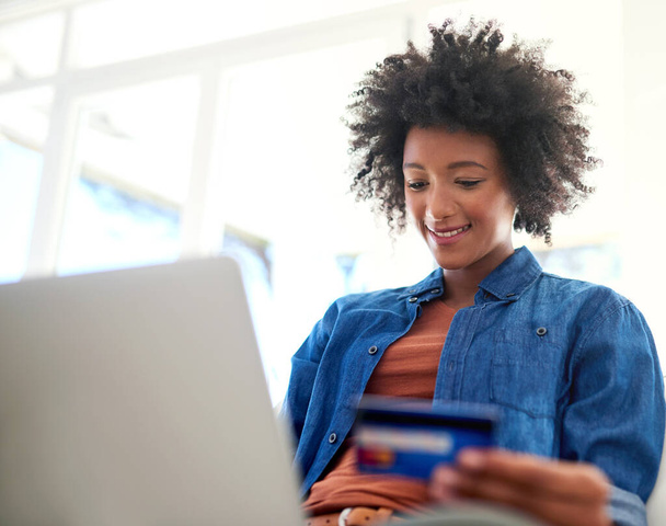 Karta kredytowa, laptop i zakupy online z afro czarnej kobiety w domu do zapłaty lub zakupu. Handel elektroniczny, twarz i uśmiech ze szczęśliwą osobą klienta w mieszkaniu do bankowości, zakupu lub transakcji. - Zdjęcie, obraz