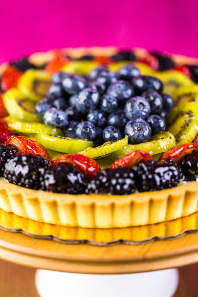 Crostata di frutta fresca sul supporto torta
 - Foto, immagini