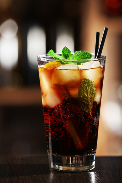 Glass of cocktail in bar on bright blurred background - Φωτογραφία, εικόνα