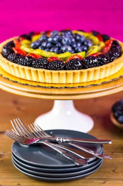 Tarta de fruta fresca en soporte de pastel
 - Foto, imagen