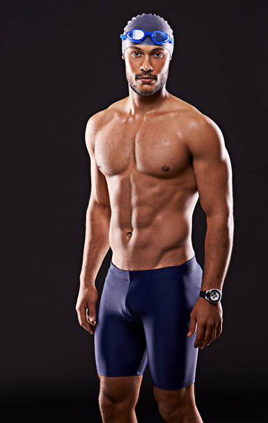 Στούντιο, κολυμβητής και πορτρέτο του ανθρώπου, σοβαρή και προπόνηση για την προπόνηση και την άσκηση για το σώμα. Αθλητής, ενήλικας και άνδρας με δύναμη, επαγγελματίας και πρωταθλητής για καριέρα σε μαύρο φόντο. - Φωτογραφία, εικόνα