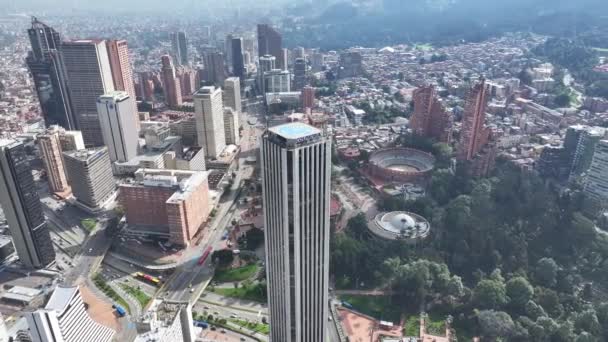 Bogota Skyline At Bogota In Cundinamarca Colombia. Центр города, городской пейзаж. Финансовый округ. Богота в Кундинамарке Колумбия. Здания с высокими подъемами. Бизнес-трафик. - Кадры, видео