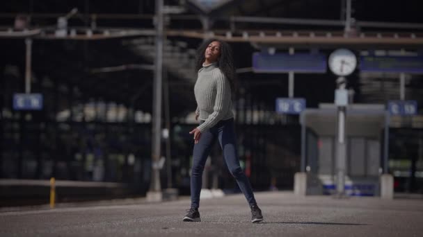 Urban Lifestyle Portrait of Female Person Showing Dramatic Emotional Freestyle Dance Move  - Footage, Video