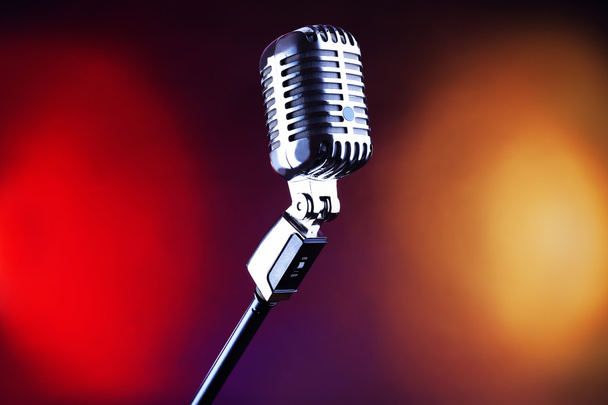 Retro mikrofon açık renkli arka plan bulanık - Fotoğraf, Görsel