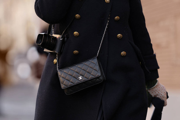 Paris, Fransa - 24 Ocak 2024: Kadın Chanel çanta giyiyor, sokak tarzı detaylar, moda kıyafeti ayrıntıları. - Fotoğraf, Görsel