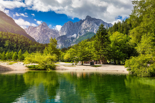 Slovenya Alpleri 'nin harika doğa manzarası. Jasna Gölü 'ndeki inanılmaz yaz manzarası. Triglav Ulusal Parkı. Kranjska Gora, Slovenya. Slovenya Krajsnka Gora 'da Jasna Dağı.  - Fotoğraf, Görsel