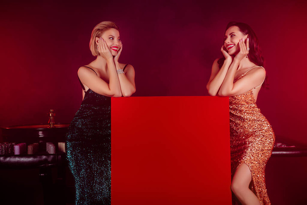 Φωτογραφία από ευτυχισμένη bachelorette ceelbrate Χριστούγεννα στο νυχτερινό κέντρο παίζοντας πόκερ διαφήμιση κερδίσει τζάκποτ. - Φωτογραφία, εικόνα